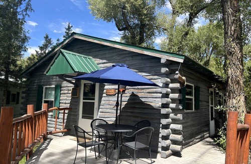 Riverside Cabin | Tranquil Two Bedroom Cabin in Riverside, Wyoming