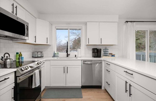 Veradale House | Tranquil Valley Home I Refreshed & Revitalized!