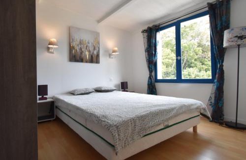 Lezignan-Corbieres Villa | Tranquil Villa with Pool