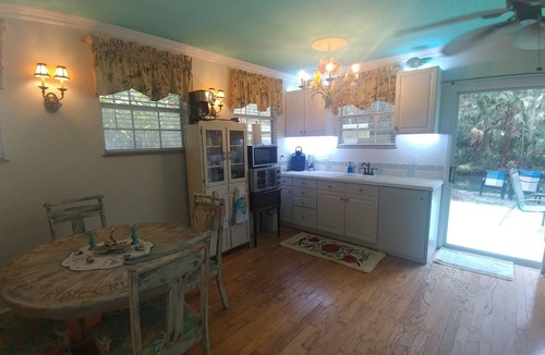 Homosassa Cottage | Tranquil Waterfront Cottage. 1 Bedroom, 1 Bathroom. Sleeps 2