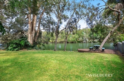 Budgewoi House | Tranquil waters - beach house oasis