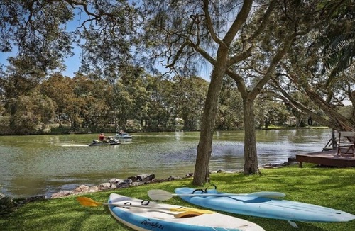 Budgewoi House | Tranquil waters - beach house oasis