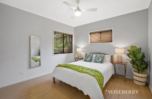 Budgewoi House | Tranquil waters - beach house oasis