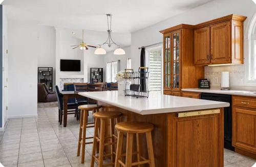 Mahomet House | Tranquil Waterside Getaway