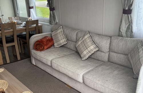 Winestead Cabin | Tranquil Waterside Lodge in Tunstall