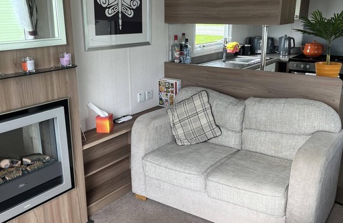 Winestead Cabin | Tranquil Waterside Lodge in Tunstall