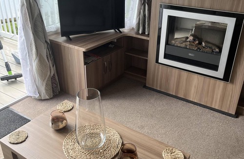 Winestead Cabin | Tranquil Waterside Lodge in Tunstall