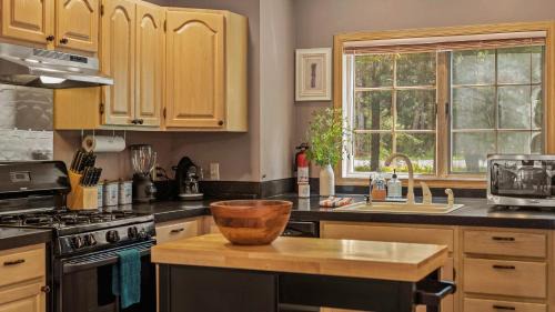 Pocono Summit House | Tranquil Waterside by AvantStay Lakefront Dock Game Room Views