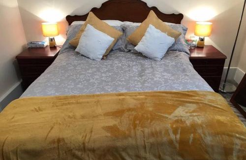 Six Bells Apartment | Tranquil Welsh Mountain Gem, Abertillery, Wales