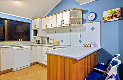 West Harbour House | Tranquil West Haven with Water and Skyline Views