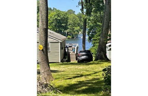 Lebanon House | Tranquility awaits on Amston Lake!