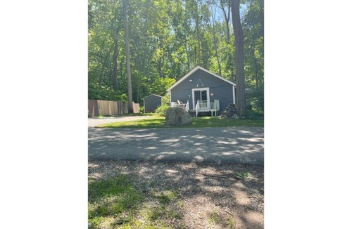 Lebanon House | Tranquility awaits on Amston Lake!