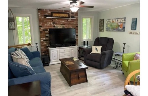 Lebanon House | Tranquility awaits on Amston Lake!