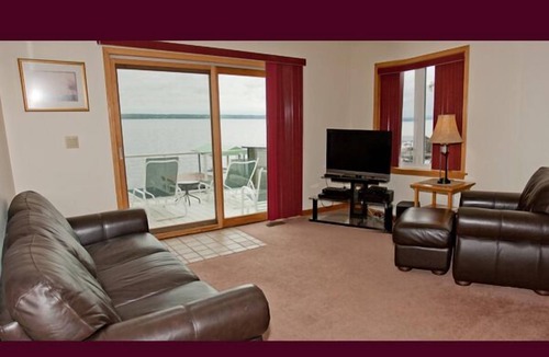 Oaks Corners Cottage | Tranquility:"Close to Downtown Geneva + Seneca Lake Wine Trail Retreat!"