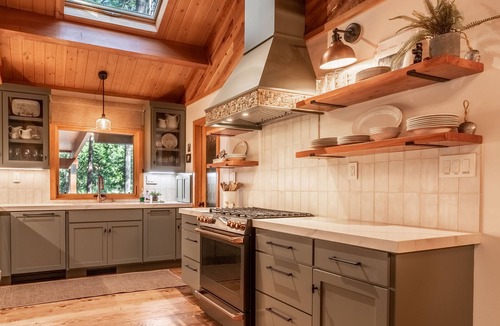 Dorrington Cabin | Tranquility Luxury Lodge w/AC & Pool Access!