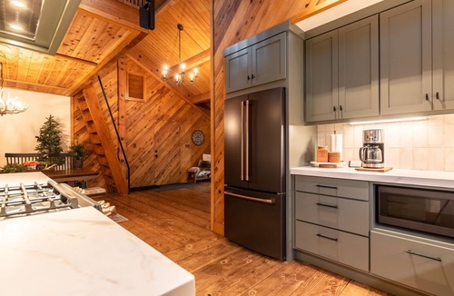 Dorrington Cabin | Tranquility Luxury Lodge w/AC & Pool Access!