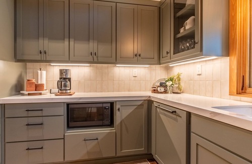 Dorrington Cabin | Tranquility Luxury Lodge w/AC & Pool Access!