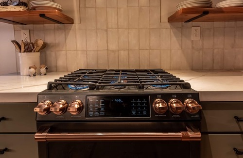 Dorrington Cabin | Tranquility Luxury Lodge w/AC & Pool Access!