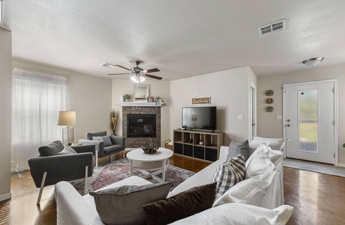 Killeen House | Tranquility Pad- Entire Luxuriously furnished home for short and long term stays