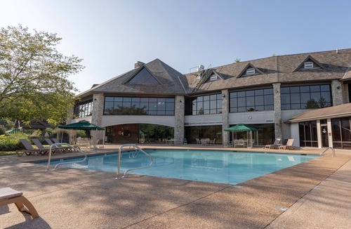 Branson West Hotel | Tranquility Place 3 Bedroom Villa by RedAwning