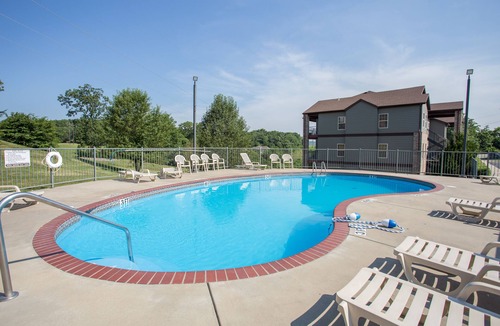 Branson West Hotel | Tranquility Place 3 Bedroom Villa by RedAwning