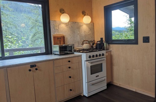 Marblemount Cabin | Tranquility View - Off Grid Scandinavian Luxury