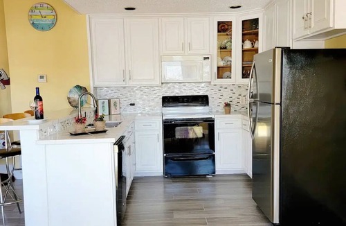 Waterwood House | Tranquility Villa by the lake with green backyard. Free wifi, kayaks, bike, pool