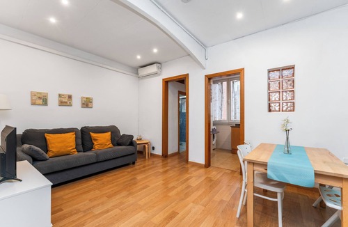 Sant Adria de Besos Apartment | Tranquilo. Cerca de la Playa. Bien Comunicado