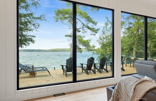 Minett House | Tranquilo: Peaceful 3-Bedroom Waterfront Cottage on Lake Roseau