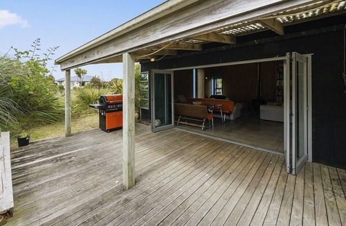 Waikawa Beach House | Tranquilo - Waikawa Beach Holiday Home