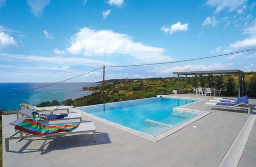 Karavados Villa | Trapezaki Bay View