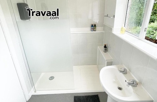 Fleet Apartment | Travaal - 2 Bed Serviced Apartment Fleet