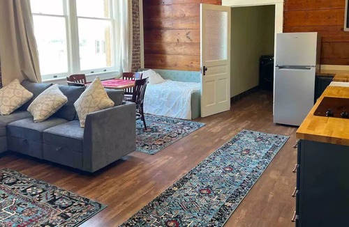 Palestine House | Travel in Comfort- The Hidden Gem of Downtown PTX