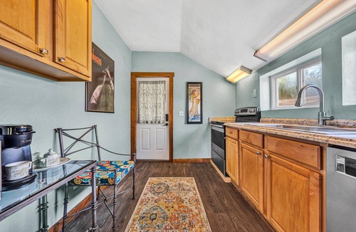 Roanoke Cottage | Travel Nurse? Med Resident? Rural Cottage 3 miles from Roanoke Memorial Hospital