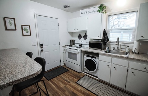 Wichita House | Travel Nurse Oasis W/Home Gym + Washer and Dryer!