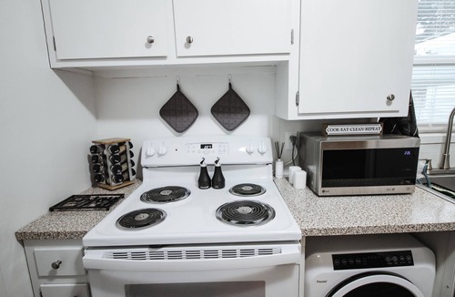 Wichita House | Travel Nurse Oasis W/Home Gym + Washer and Dryer!