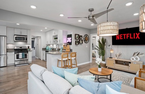 Oak Park House | Traveler's Dream Retreat: Cozy home w/Private Pool