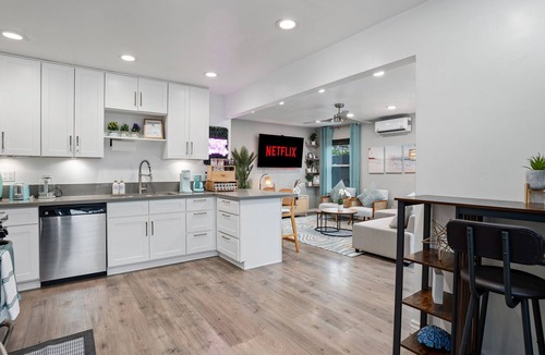 Oak Park House | Traveler's Dream Retreat: Cozy home w/Private Pool