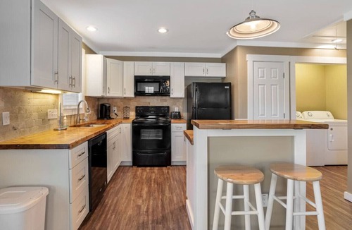 Fairview Apartment | Traveler`s Fairview Haven