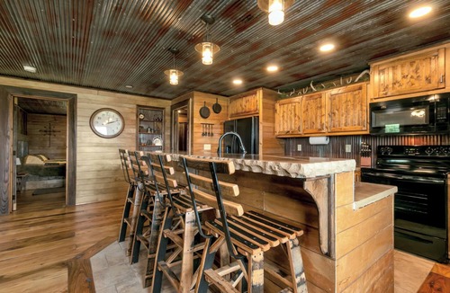 Grandview Plaza Apartment | Traveler Suite – Rustic 2 Bed, 2 Bath Apt, King Beds!