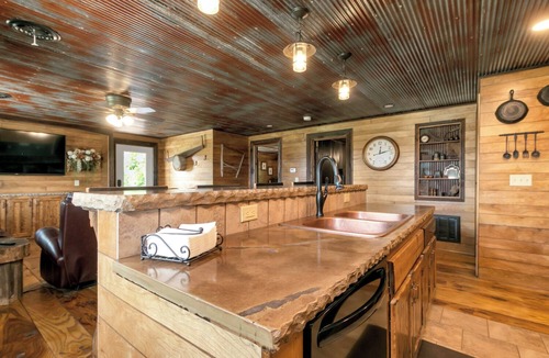 Grandview Plaza Apartment | Traveler Suite – Rustic 2 Bed, 2 Bath Apt, King Beds!