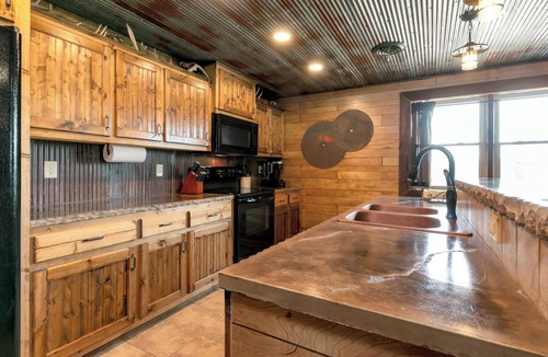 Grandview Plaza Apartment | Traveler Suite – Rustic 2 Bed, 2 Bath Apt, King Beds!