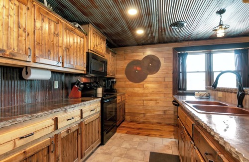 Grandview Plaza Apartment | Traveler Suite – Rustic 2 Bed, 2 Bath Apt, King Beds!