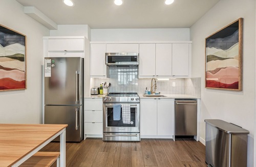 East Queen Anne House | Travelers Dream-Steps to Space Needle- Shared Backyard
