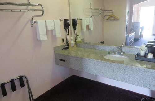 Liberty Hotel | Travelers Inn and Suites Liberty