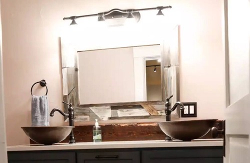 Palestine House | Traveler’s Oasis- Luxury Historic Loft w/Terrace