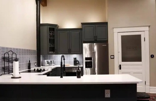 Palestine House | Traveler’s Oasis- Luxury Historic Loft w/Terrace