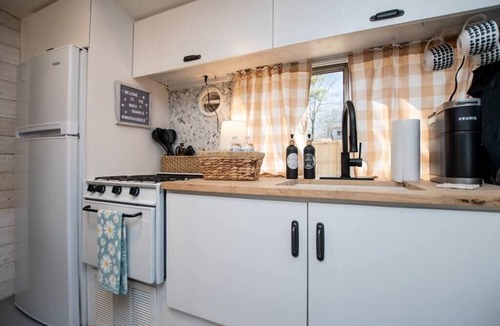 Bowdon Junction House | Travelers rest: Skoolie stay