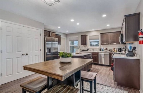 Fort Wayne House | Traveling worker-ready Transitional Modern Home!