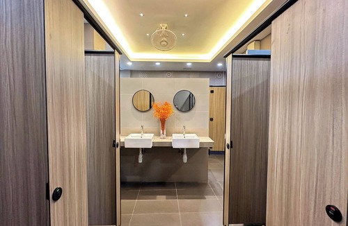 Chinatown Hotel | Traveller Ark Hotel & Bunks